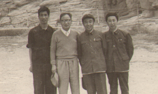 周廷儒先生和弟子在山西大同考察