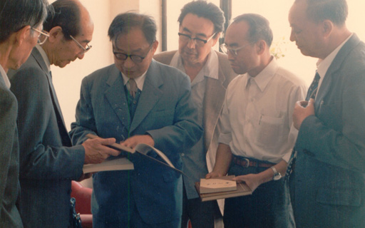 周廷儒先生（左三）会见日本大阪大学、神户大学来访地质教授（右二为任森厚）（1987年）