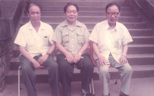 周廷儒先生（右）与中山大学同班同学周立三院士（中）、叶汇教授（左）在广州中山大学合影（1984年）