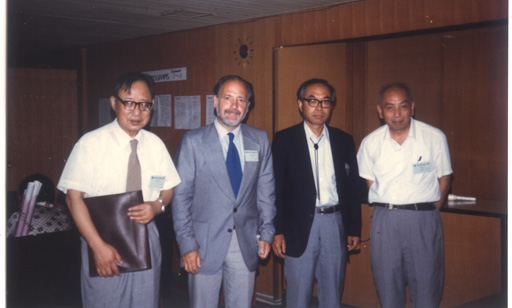 1980周廷儒先生（左一）参加东京学术会议与中外籍学者合影（右一为施雅风先生）（1980年）