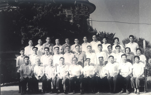 1979周廷儒先生（前排左五）在大连主持《中国自然地理》审稿会议后留影（前排右二为赵济）（1979年8月）