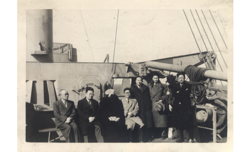 1950周廷儒先生在回国邮轮上（1950年）右一为周廷儒先生